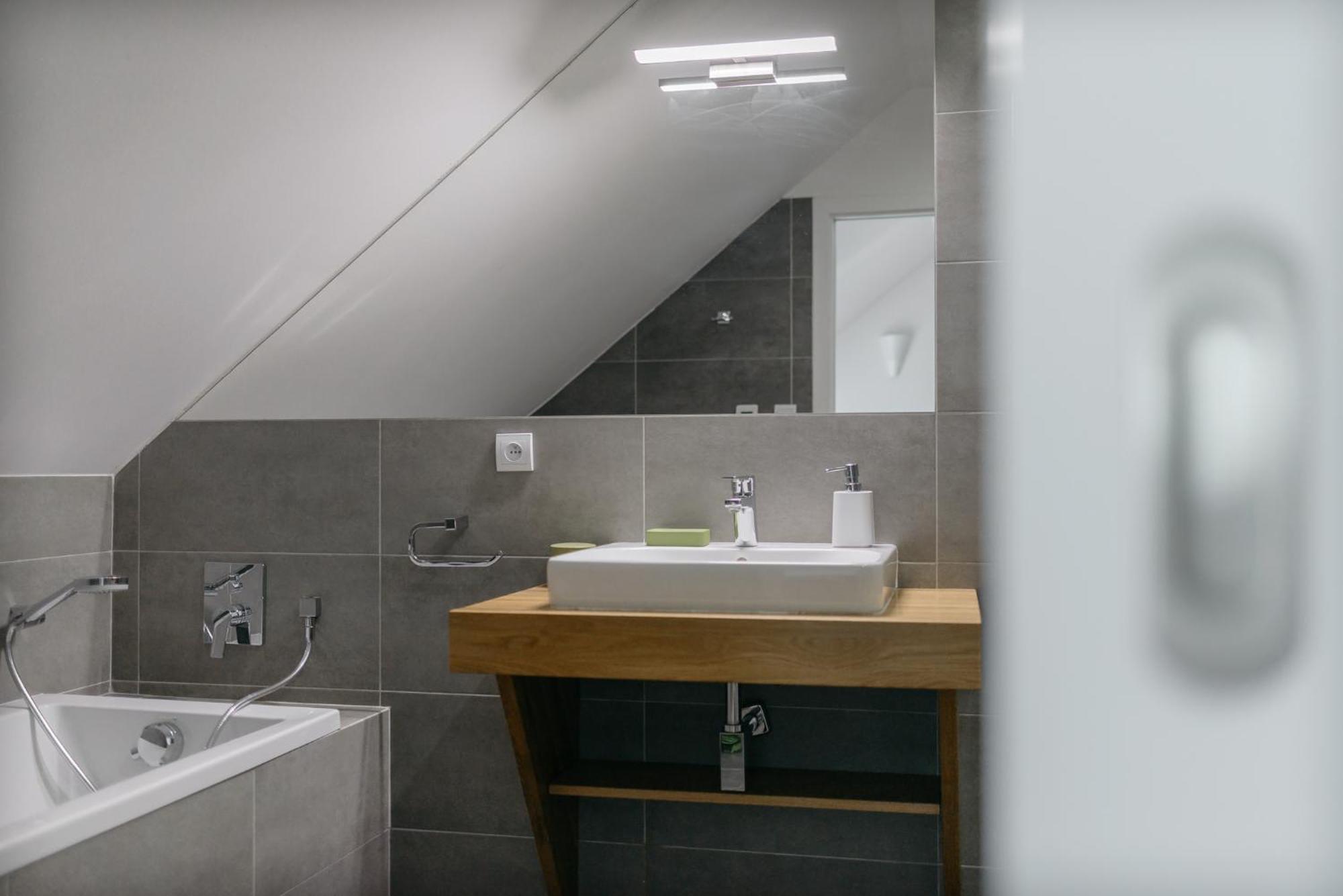 Roy 2 Bdr Apartment With Prague Castle View, Parking & Ac Exterior photo