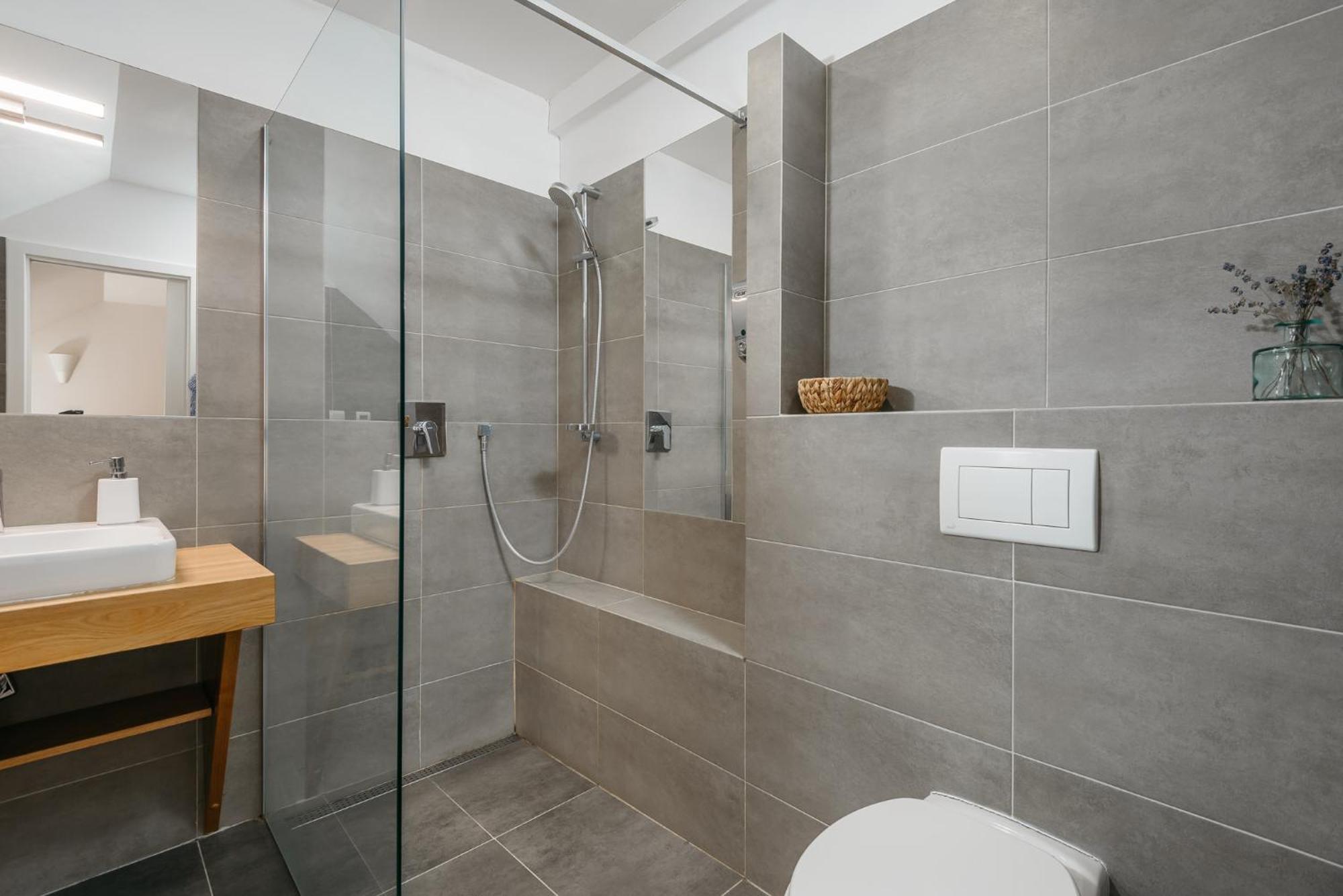 Roy 2 Bdr Apartment With Prague Castle View, Parking & Ac Exterior photo