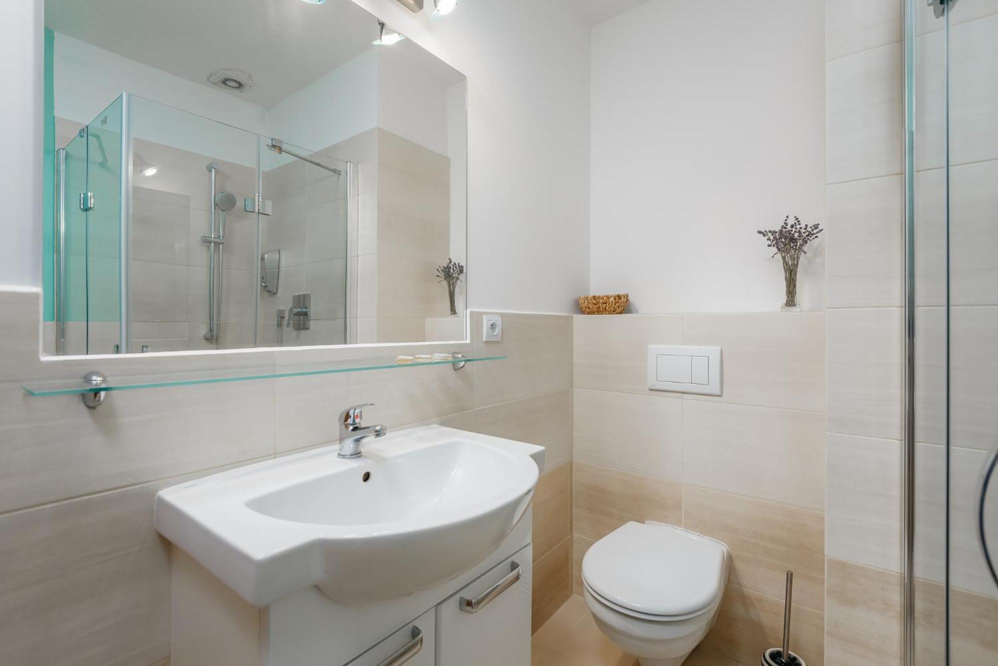 Roy 2 Bdr Apartment With Prague Castle View, Parking & Ac Exterior photo